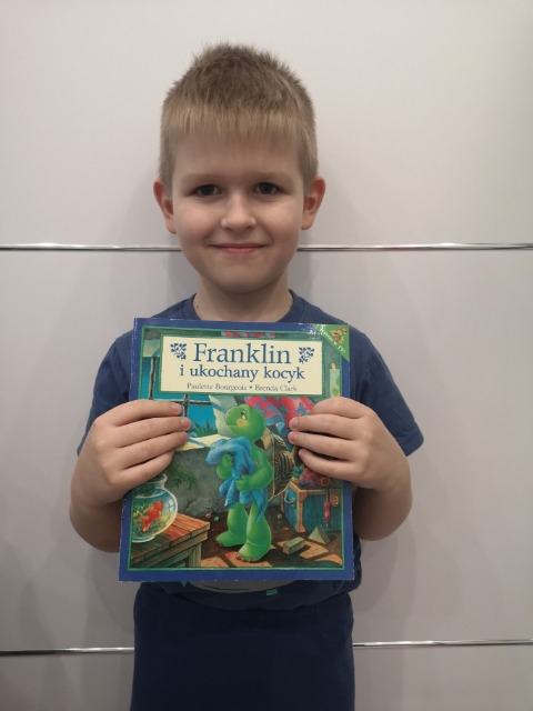 chłopiec z książką Franklin i ukochany kocyk