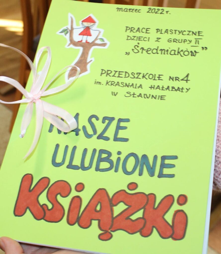 Prace dzieci na temat ulubionych książek, związane we wspólną książkę. To podarunek od dzieci z przedszkola dla Pań pracujących w Bibliotece Miejskiej. 
