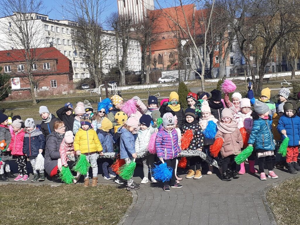 Dzieci z grupy maluchów i dzieci z grupy starszaków pozują do wspólnego zdjęcia.