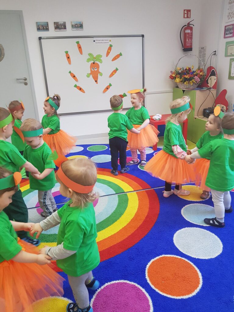 Dzieci z grupy Krasnali tańczą w parach w rytm dziecięcych piosenek.