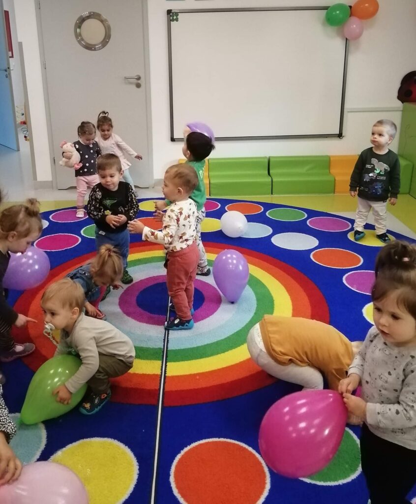 dzieci bawią się balonami 
