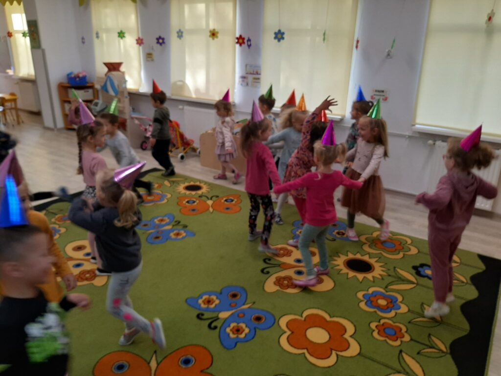 dzieci tańczą na sali w przedszkolu 