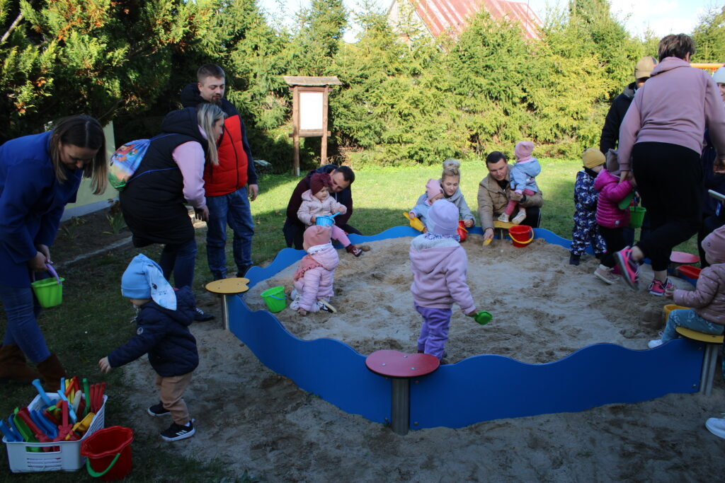 Dzieci wraz z rodzicami biorą udział w konkursach przygotowanych z okazji Święta Pieczonego Ziemniaka.