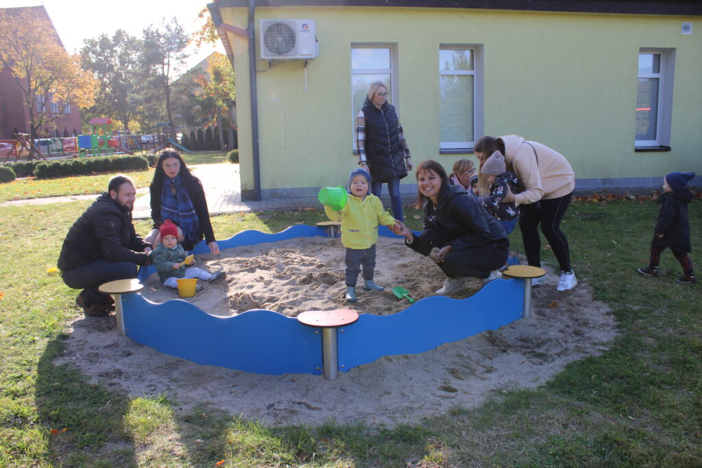 Dzieci wraz z rodzicami biorą udział w konkursach przygotowanych z okazji Święta Pieczonego Ziemniaka.