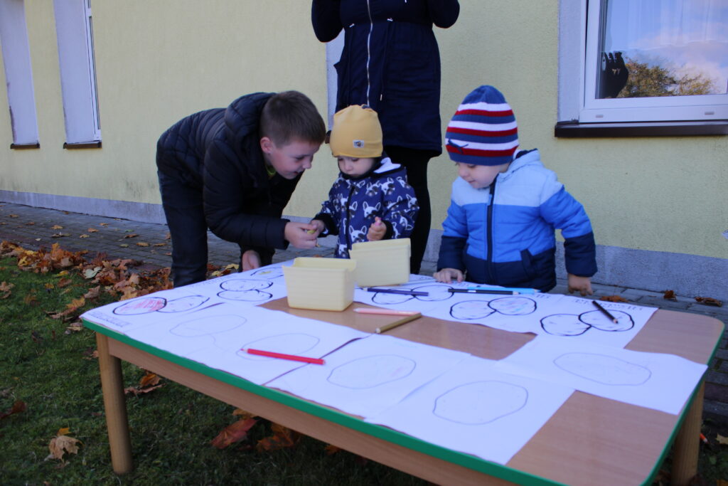 Dzieci wraz z rodzicami biorą udział w konkursach przygotowanych z okazji Święta Pieczonego Ziemniaka.