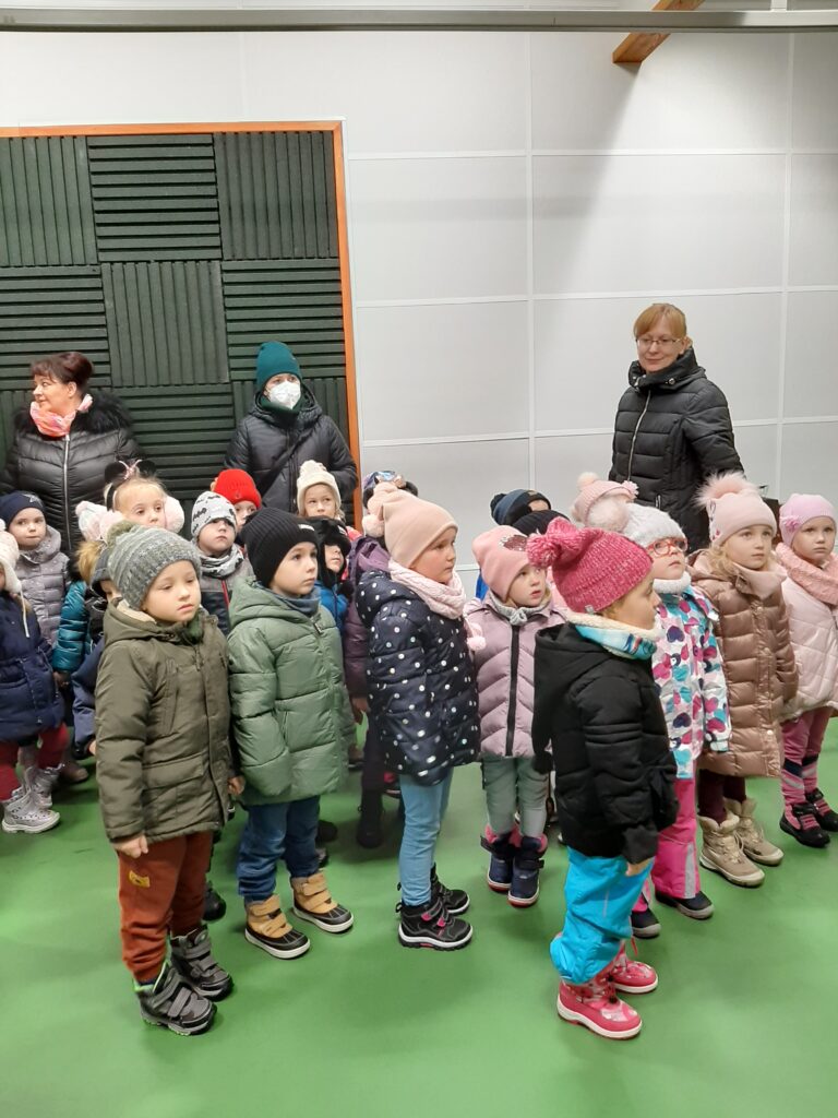 Dzieci i panie w pomieszczeniu strzelnicy Komendy Policji w Sławnie.