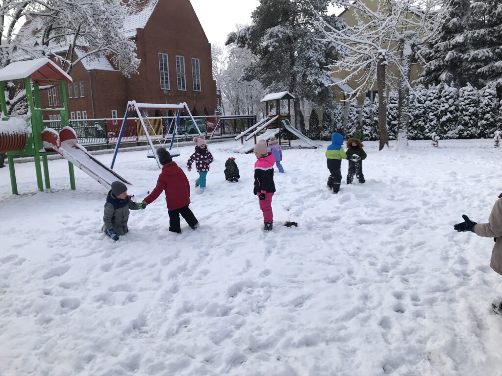 Zimowe zabawy w ogrodzie przedszkolnym