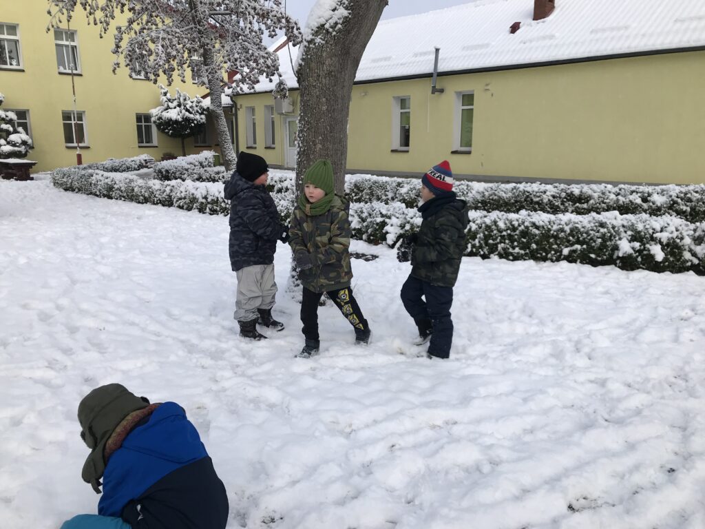 zabawy na śniegu w ogrodzie 