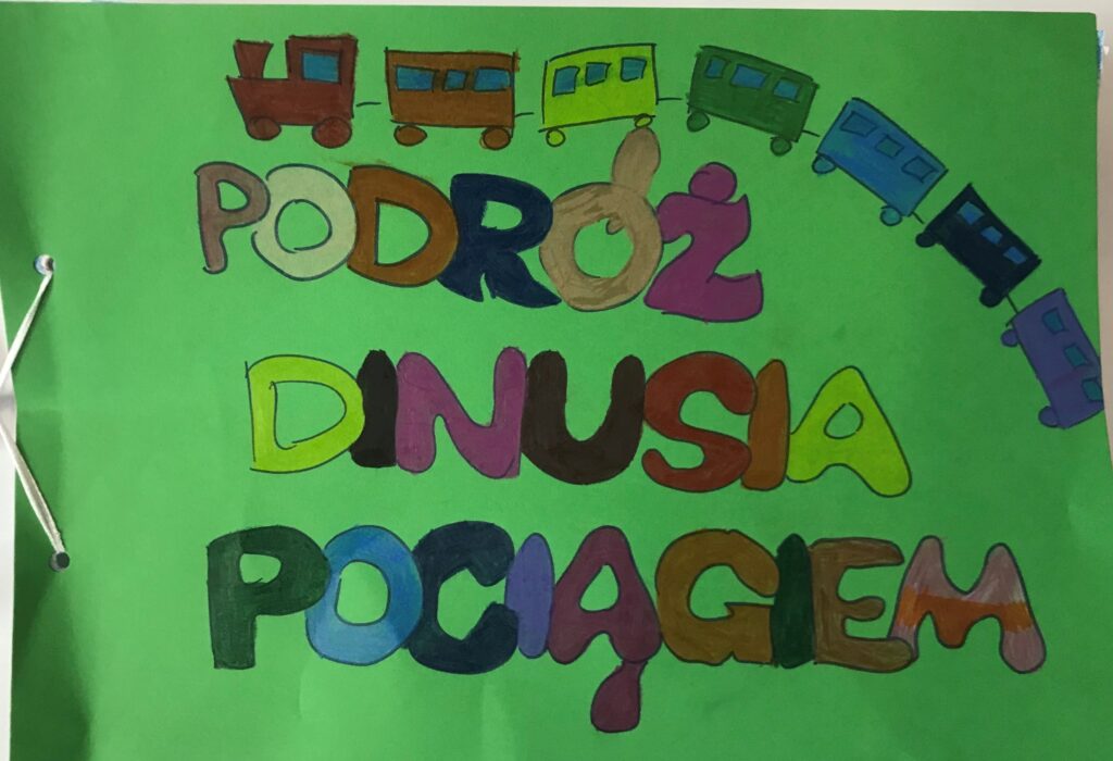 Prace dzieci w formie ksiązki na temat podrózy naszego bohatera DINKA