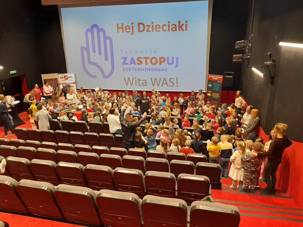 DZIECI UCZESTNICZĄ W ZAJĘCIACH PRZY SCENIE PRZECIĄGANIE LINY 