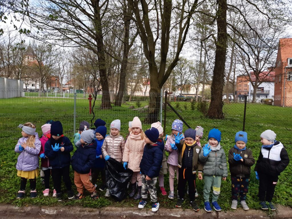 DZIECI POZUJĄ DO ZBIOROWEGO ZDJĘCIA PO ZBIERANIU ŚMIECI NA V EDYCJI SPRZĄTANIADLAPOLSKI