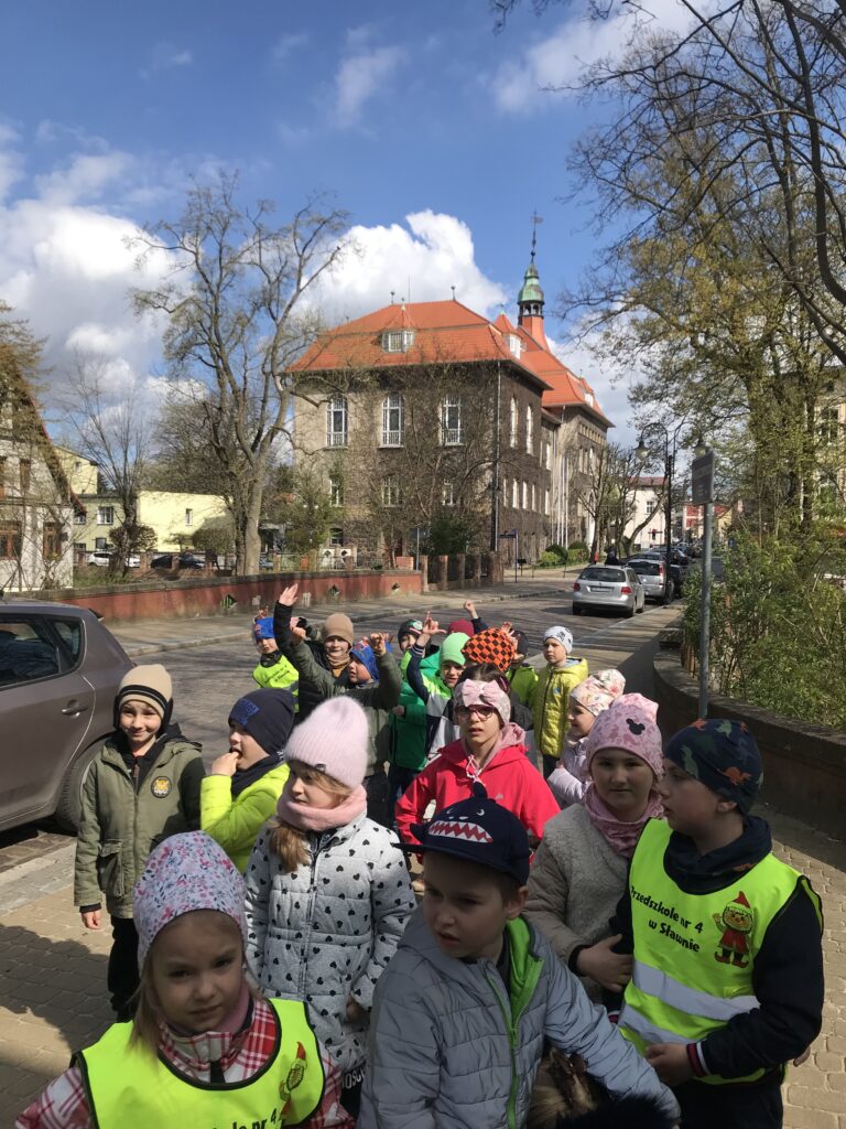 Urząd naszego Miasta -zwiedzanie Sławna przez przedszkolaki.