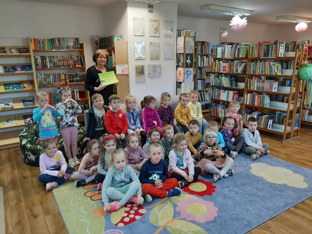 WSPÓLNE ZDJĘCIE DZIECI I PANI Z BIBLIOTEKI 