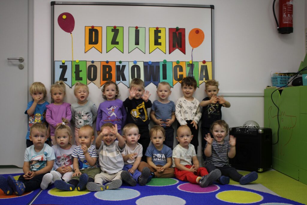 DZIECI POZUJĄ DO GRUPOWEGO ZDJĘCIA