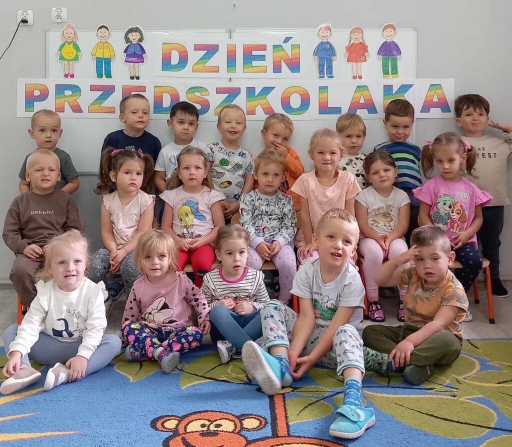 dzieci pozują do zdjęcia grupowego 