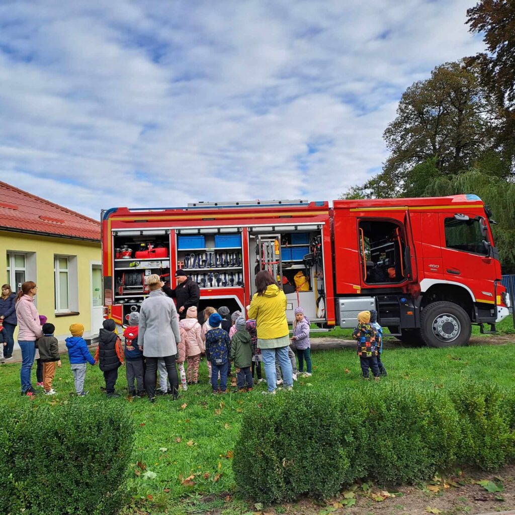 DZIECI OGLĄDAJĄ SPRZĘT STRAŻACKI 