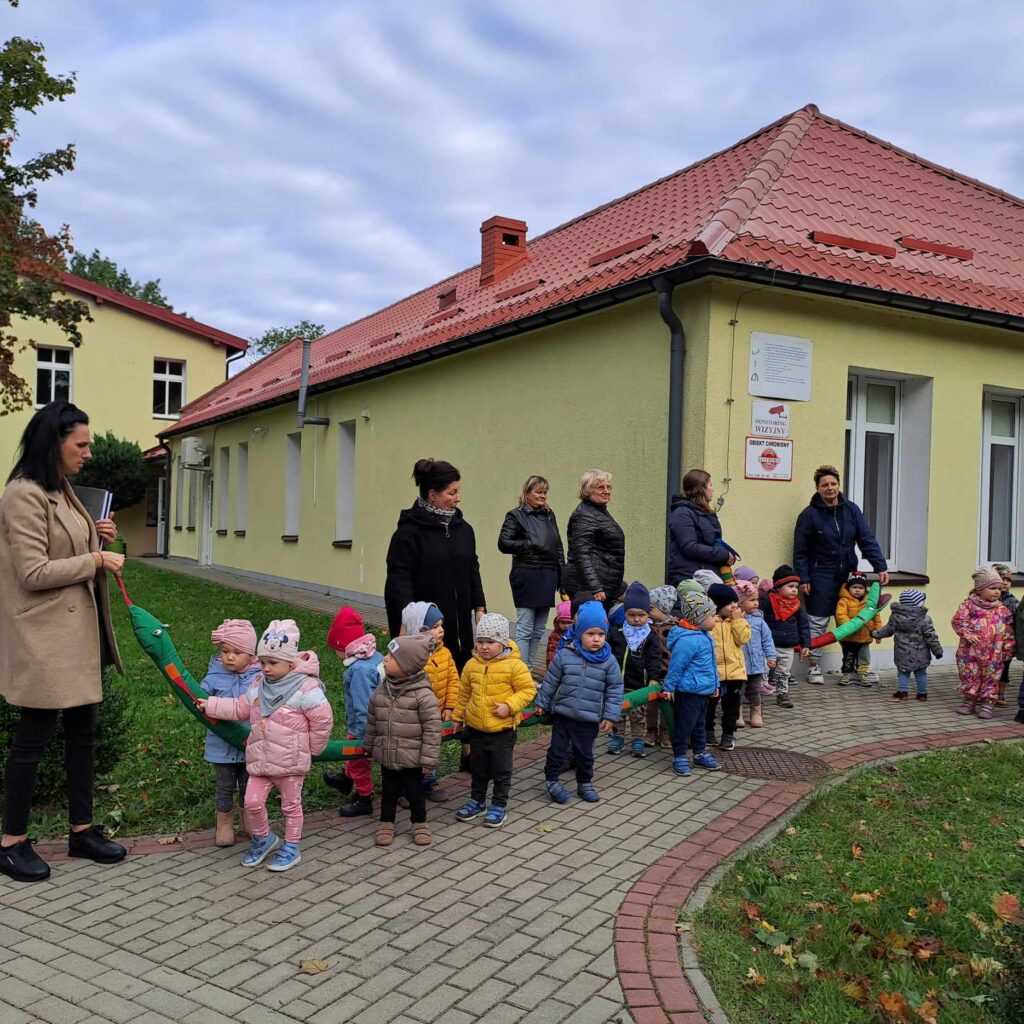 DZIECI STOJĄ NA DWORZE PRZY WĘŻU
MAMY PROBNY ALARM  