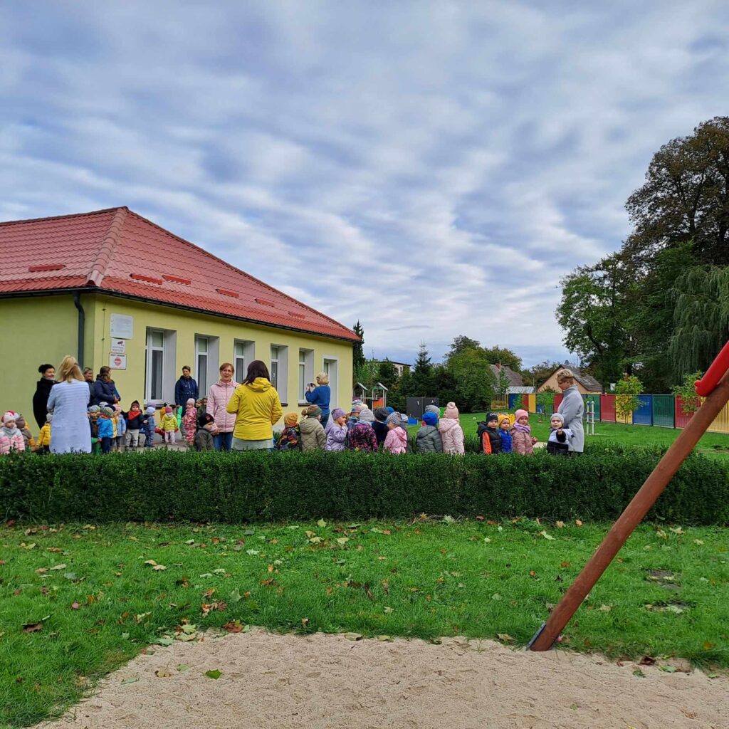 DZIECI CZEKAJA NA STRAŻAKÓW 