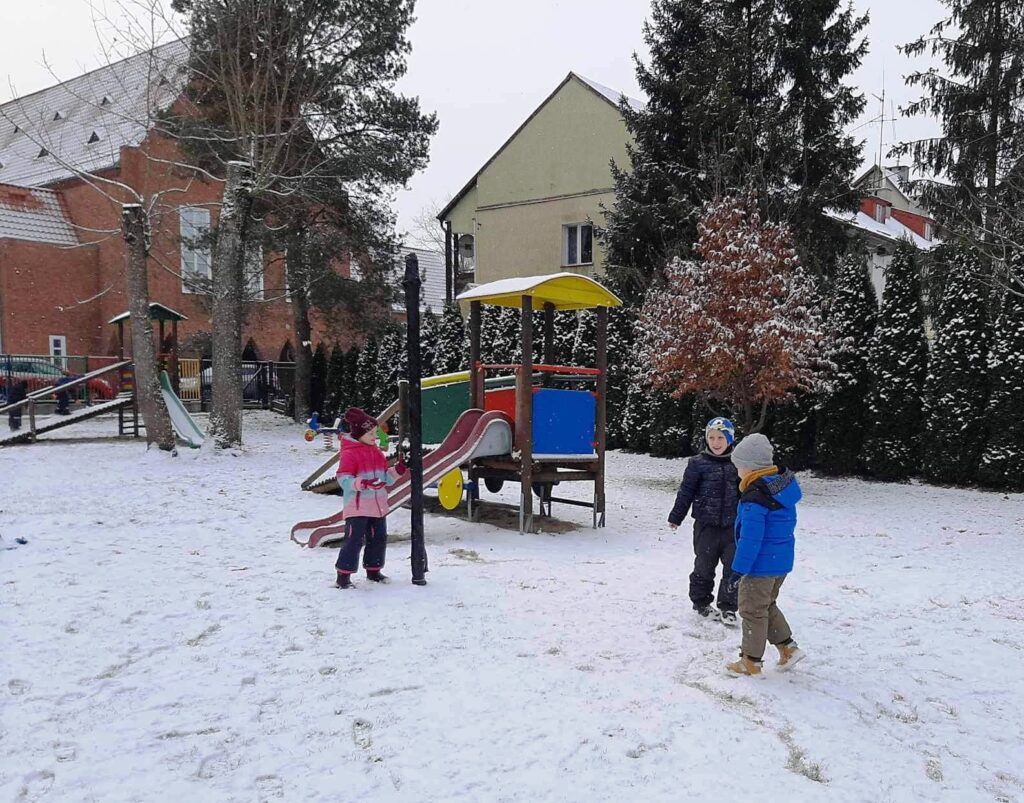 Dzieci z najstarszej grupy pierwszy raz bawią się na śniegu