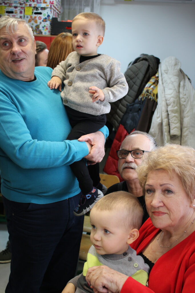 Dziadkowie wraz z wnukami podczas poczęstunku.