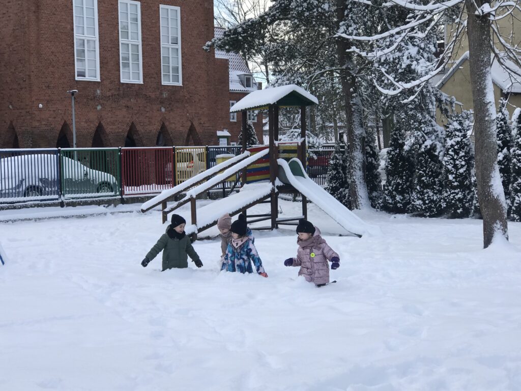 Zabawy na śniegu, lepienie kulek, budowanie igloo