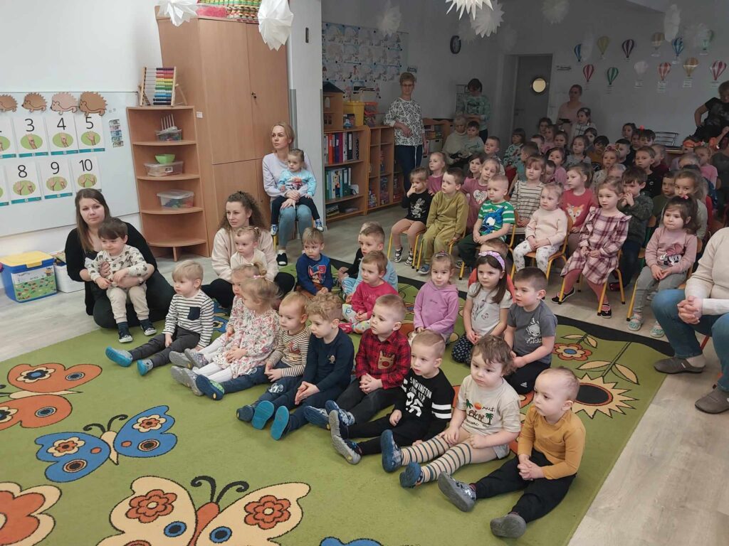 Dzieci z Przedszkola oraz Żłobka słuchają koncertu.