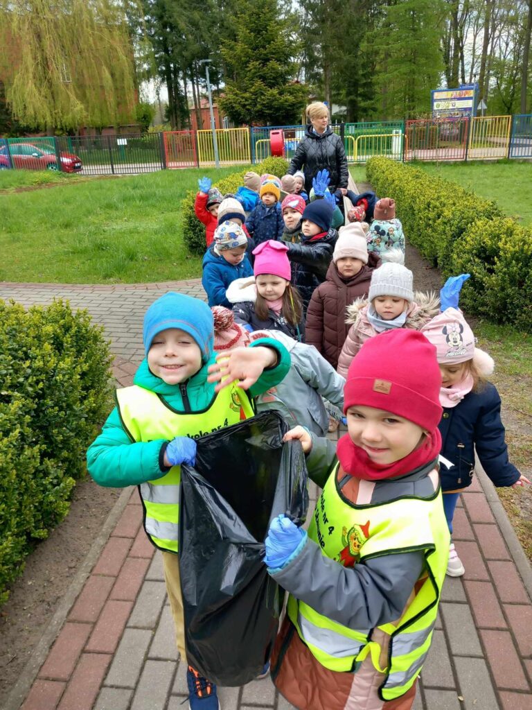 Dzieci uczestniczą w akcji Sprzątamy dla Polski.
