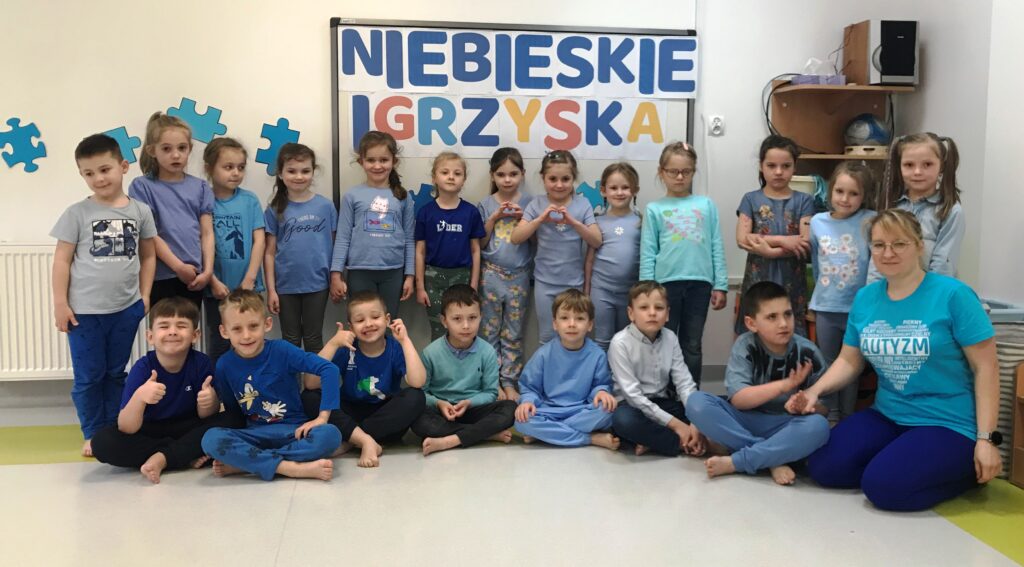 Zdjęcie pamiątkowe uczestników NIEBIESKICH IGRZYSK zorganizowanych z okazji Dni Autyzmu. Będą uczestniczyc w zabawach sportowych