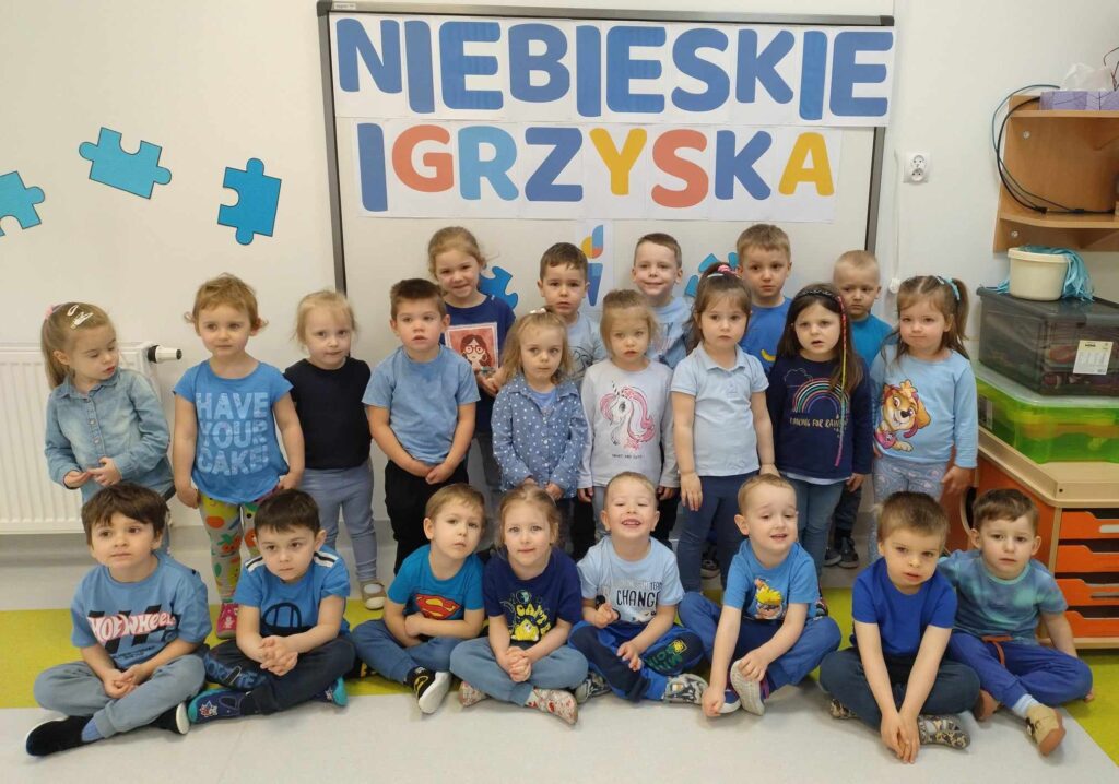 dzieci pozują do zdjęcia grupowego niebieskie igrzyska 