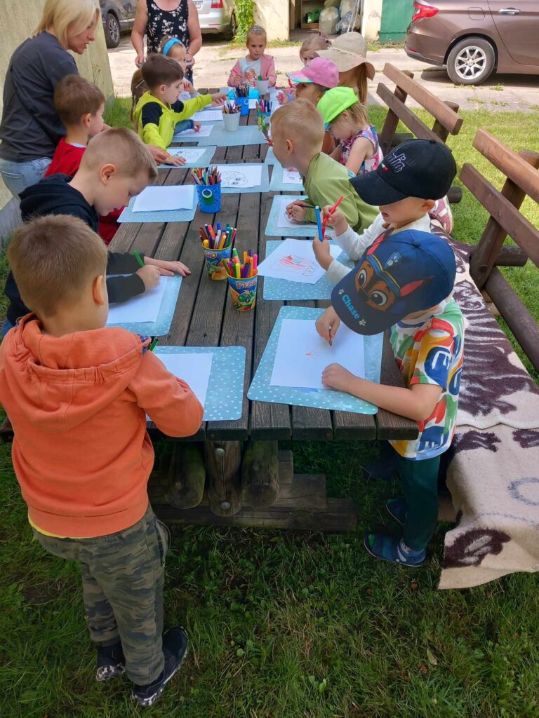 Dzieci z Przedszkola nr 1 uczestniczą w plenerze malarskim