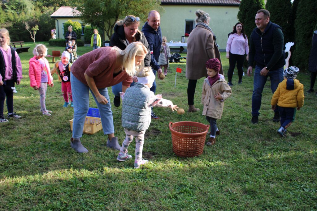 RODZICE UCZESTNICZĄ Z DZIEĆMI W PIKNIKU