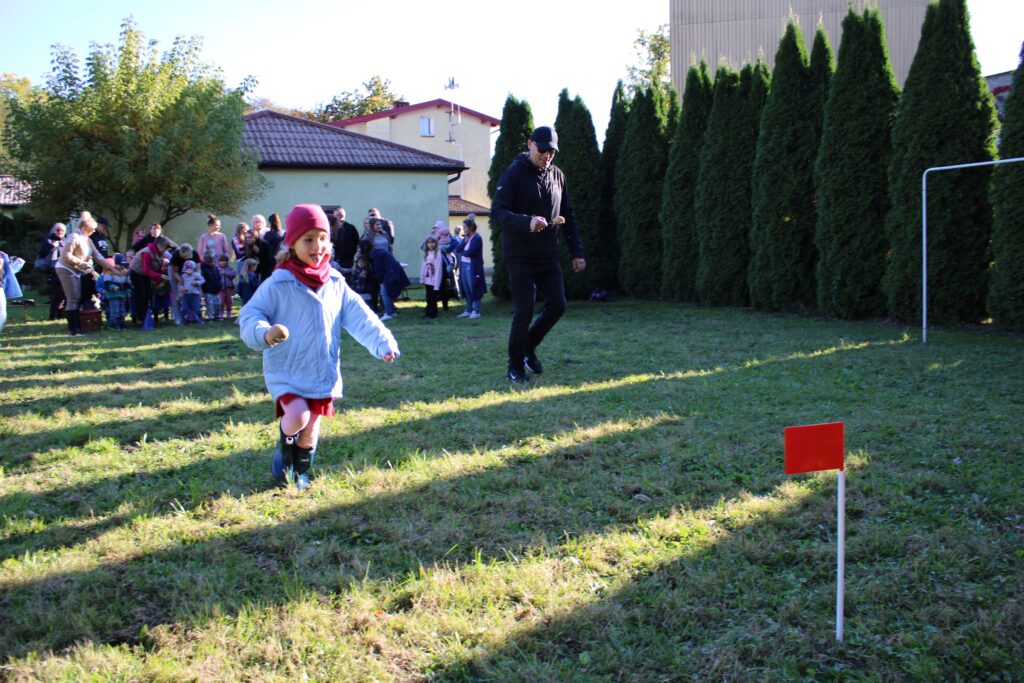 DZIECI UCZESTNICZĄ W FESTYNIE Z OKAZJI DNIA ZIEMNIAKA