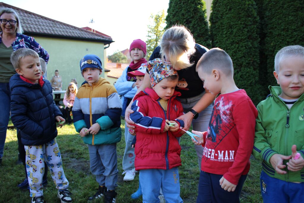 DZIECI UCZESTNICZĄ W FESTYNIE Z OKAZJI DNIA ZIEMNIAKA