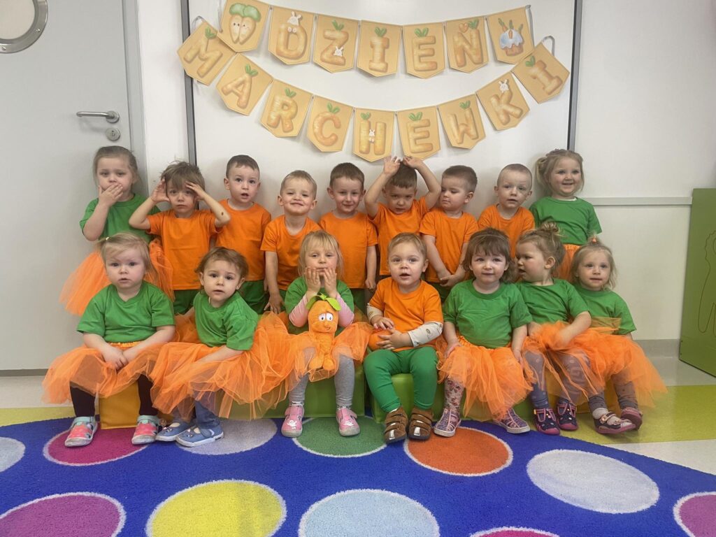 Dzieci pozują do wspólnego zdjęcia