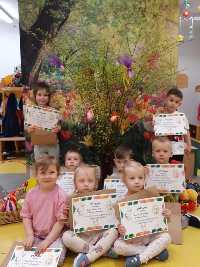 Laureaci konkursu pozują do zdjęcia.