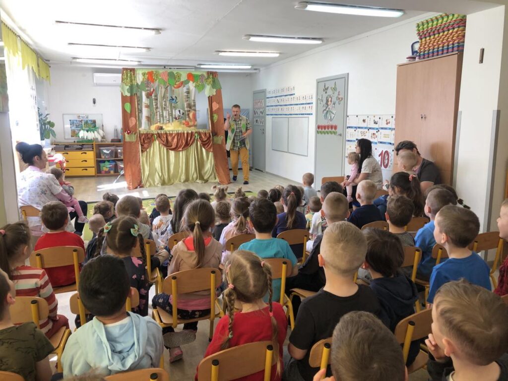 DZIECI OGLĄDAJĄ TEATRZYK  O JASIU I MAŁGOSI