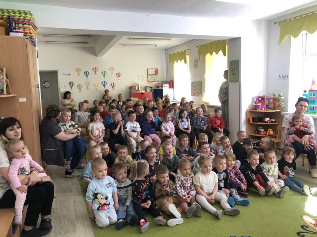 DZIECI OGLĄDAJĄ TEATRZYK  O JASIU I MAŁGOSI