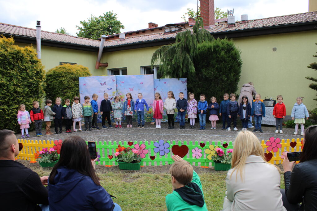 GRUPA II WYSTĘPUJE DLA MAMY TATY