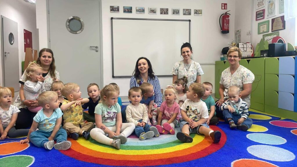 Dzieci pozują do wspólnego zdjęcia