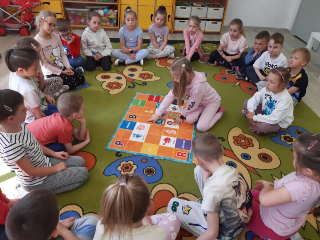 Dzieci uczestniczą w zajęciach kodowania.