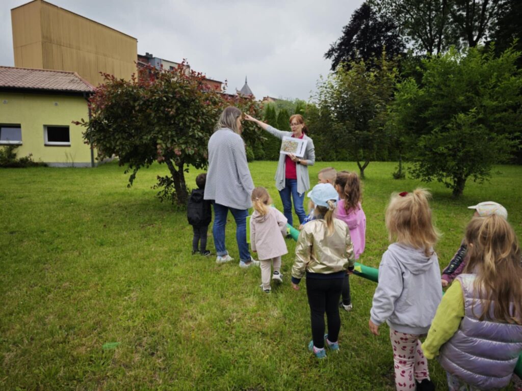 Dzieci zwiedzają ZIELONE KRÓLESTWO KRASNALA HAŁABAŁY