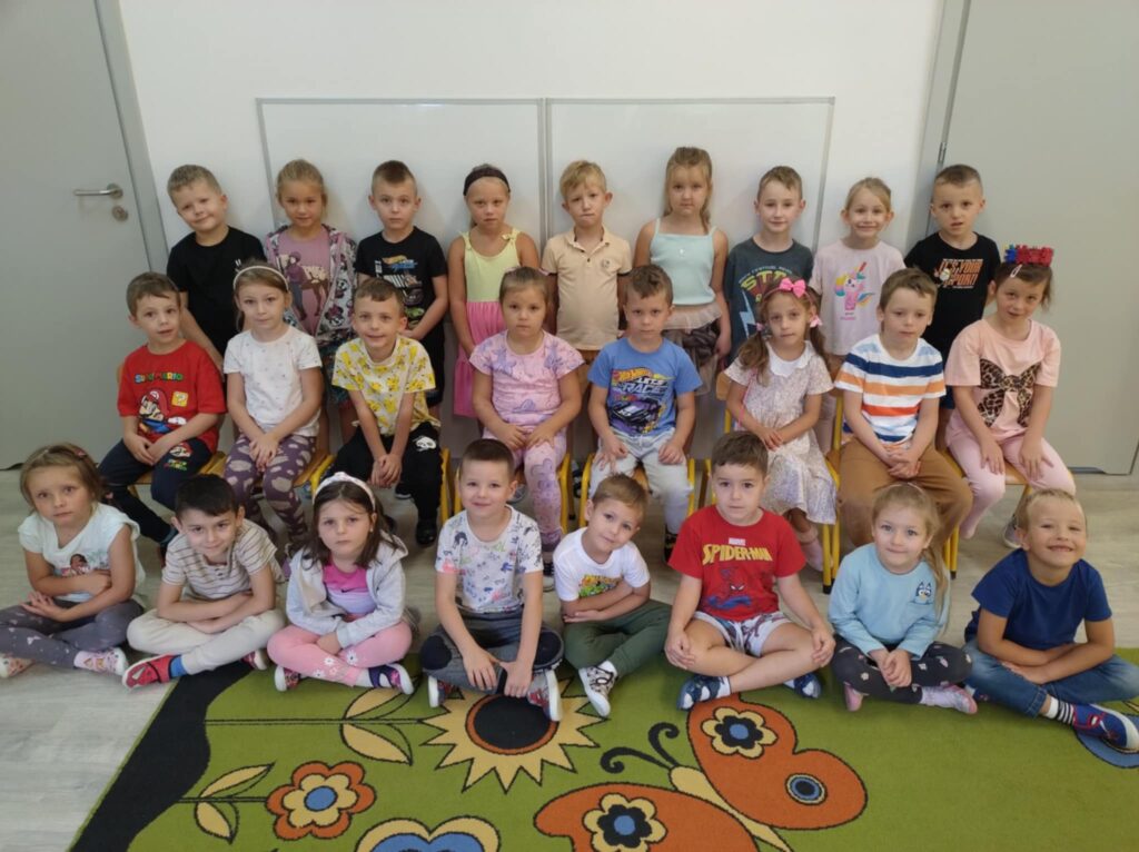 Grupa dzieci pozuje do wspólnego zdjęcia