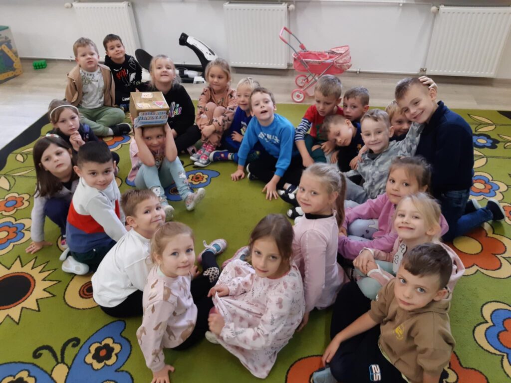 DZIECI POZUJĄ DO ZDJĘCIA