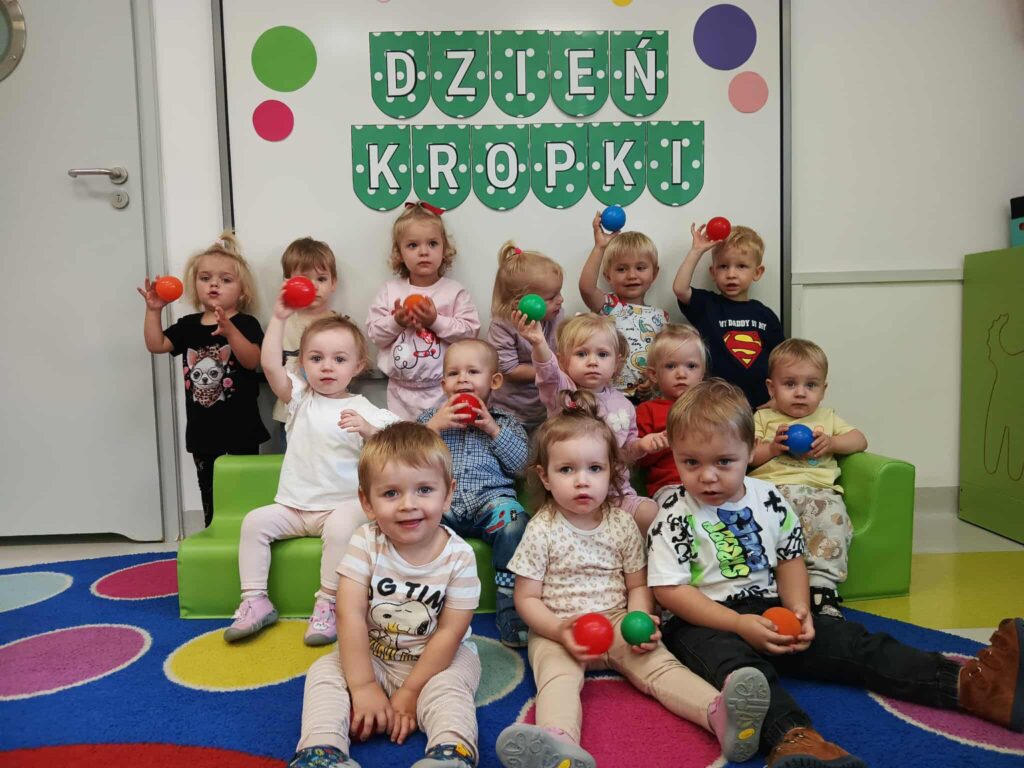DZIECI POZUJĄ DO WSPÓLNEGO ZDJĘCIA