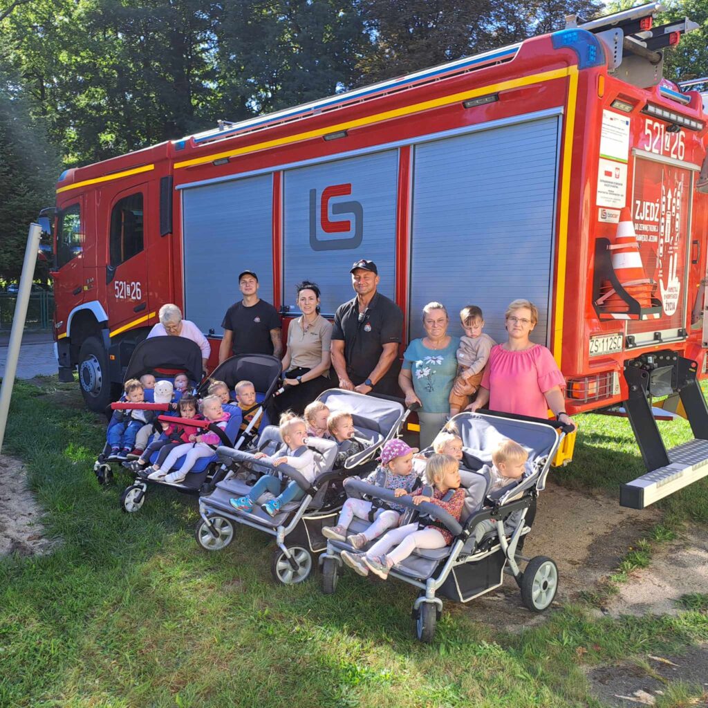 DZIECI POZUJĄ DO WSPÓLNEGO ZDJĘCIA ZE STRAŻAKAMI
