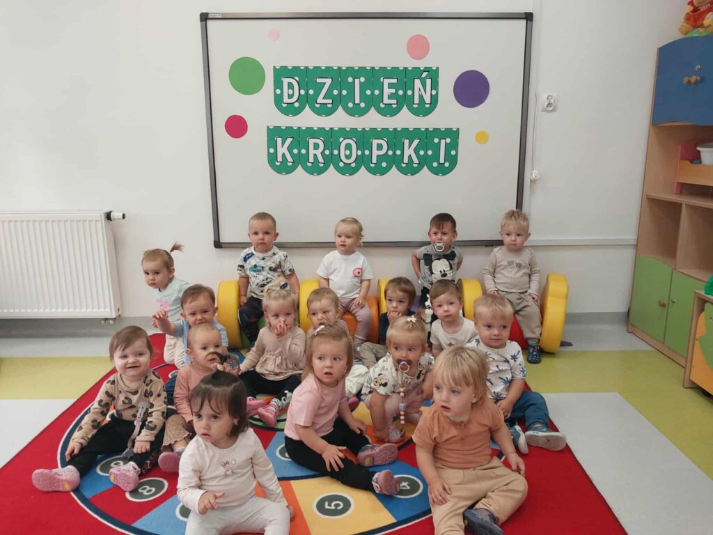 DZIECI POZUJĄ DO WSPÓLNEGO ZDJĘCIA