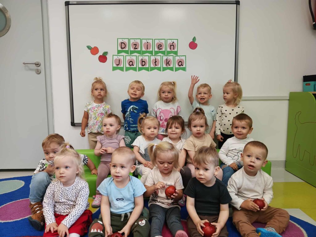 DZIECI POZUJĄ DO WSPÓLNEGO ZDJĘCIA