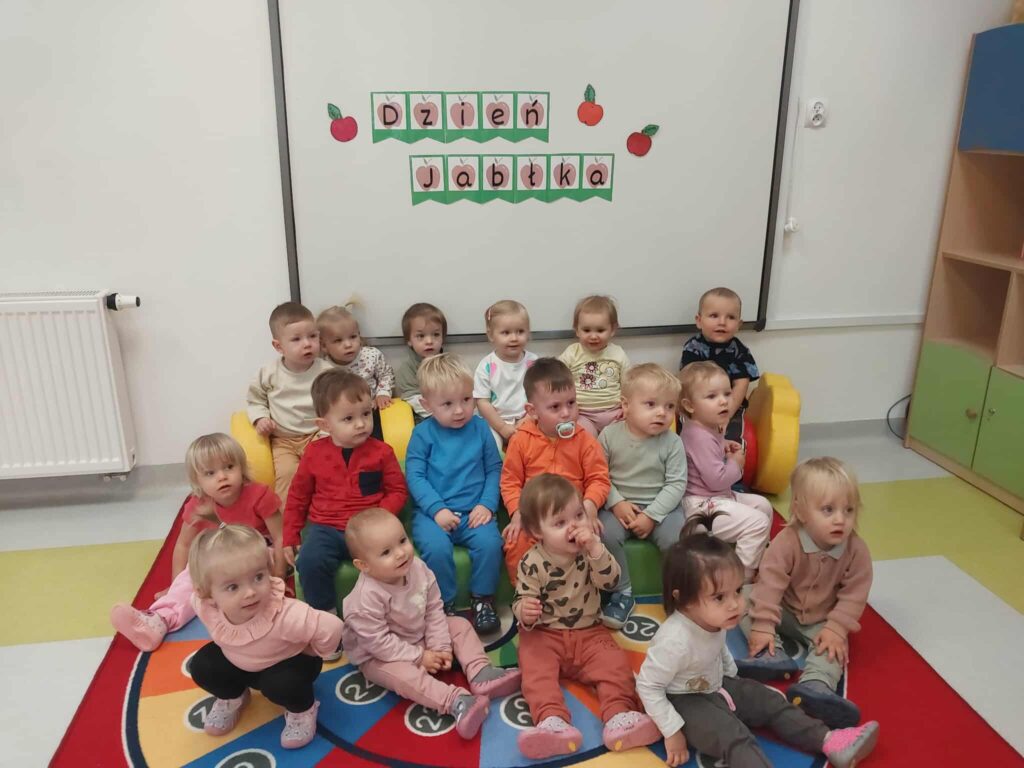 DZIECI POZUJĄ DO WSPÓLNEGO ZDJĘCIA