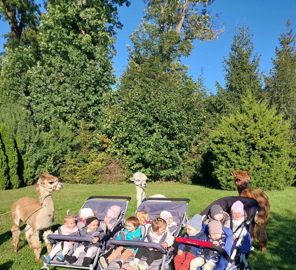 DZIECI POZUJĄ DO WSPÓLNEGO ZDJĘCIA