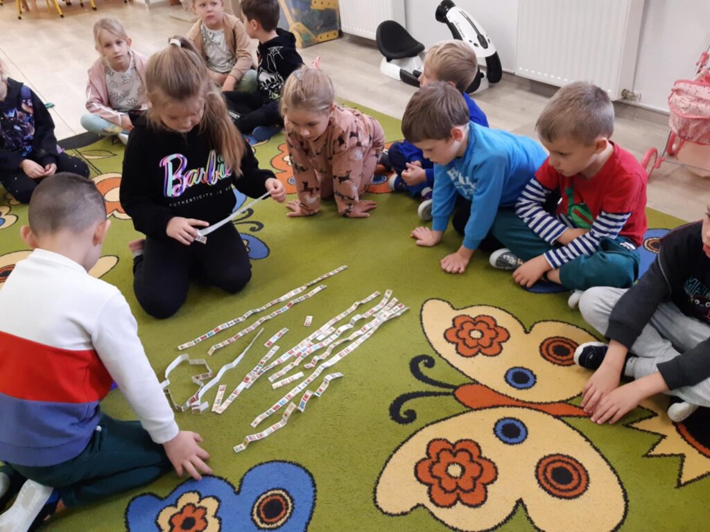 DZIECI POZUJĄ DO WSPÓLNEGO ZDJĘCIA